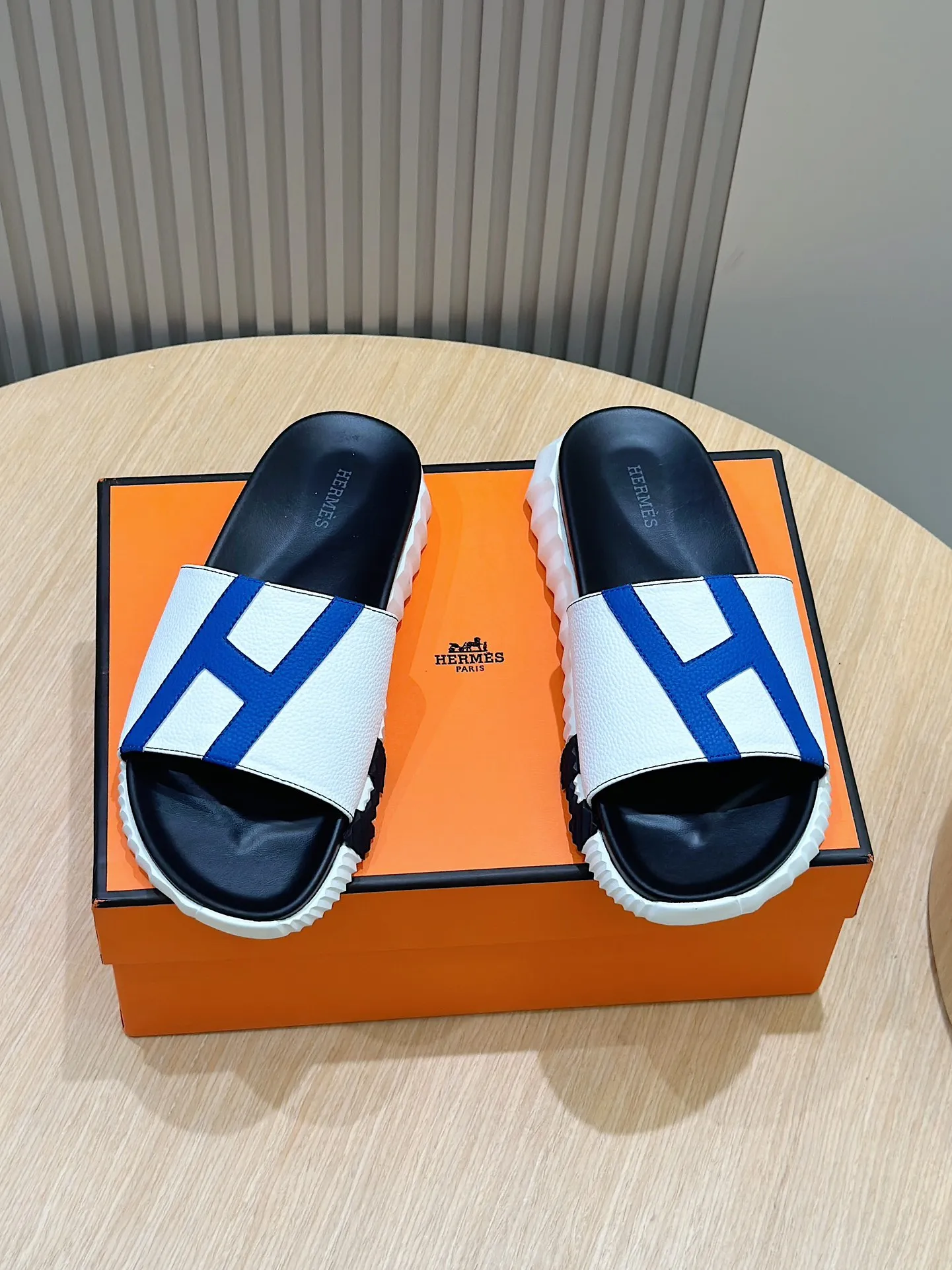 Factory price: 360💰Hermès [HERMÈS] Top Herme*H Home Hermès Men's Sandals and Slippers-Original Reproduction. Purchase the original version and make it one to one. The outsole is privately molded. The color of the outsole corresponding to each color is the same as the original version. Come to those who know the stuff 💪 The ultra-light soles are designed in contrasting colors, and they feel so comfortable on your feet! Calfskin, cowhide feet, private model outsole. Size: 39-44 (customized at 38.45)